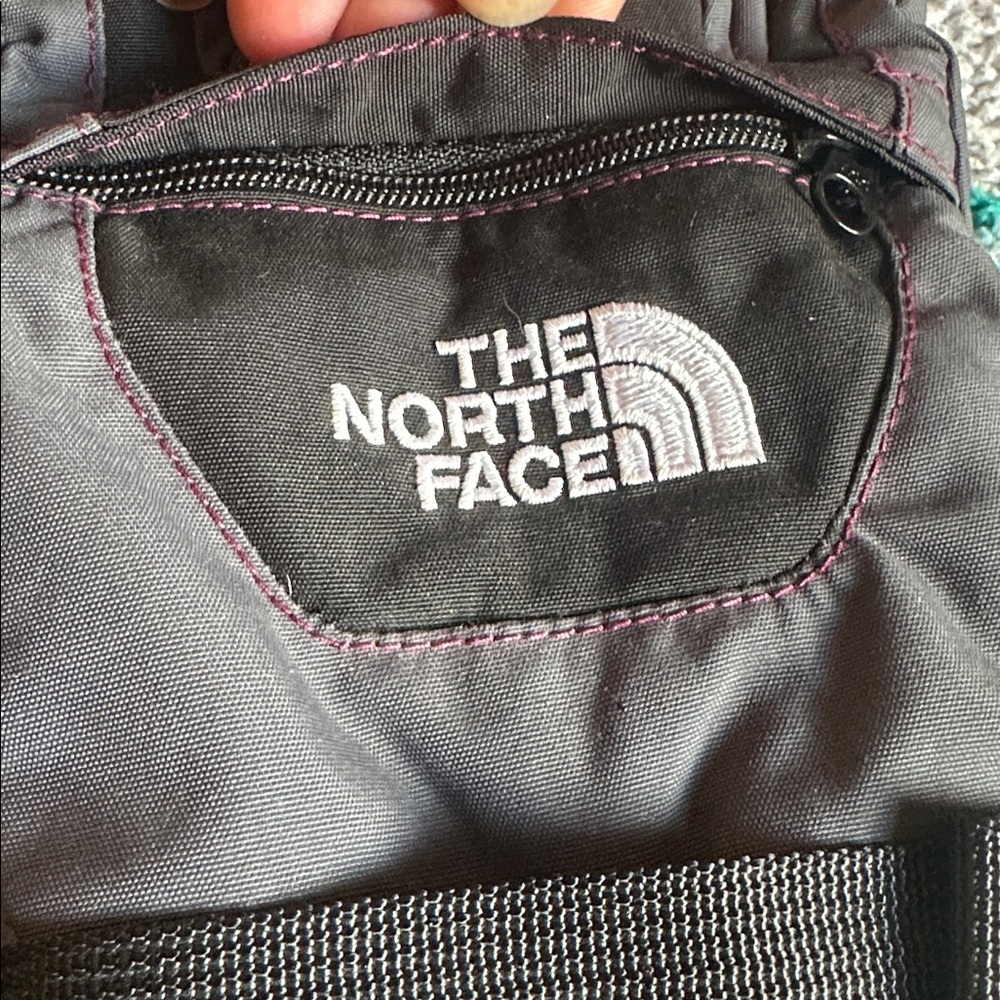 The North Face Girls Hyvent Snow Ski Gloves in Black & Gray - Picture 3 of 12